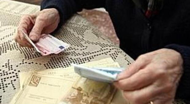 Rubano pensione ad anziana, bloccate da passanti e arrestate