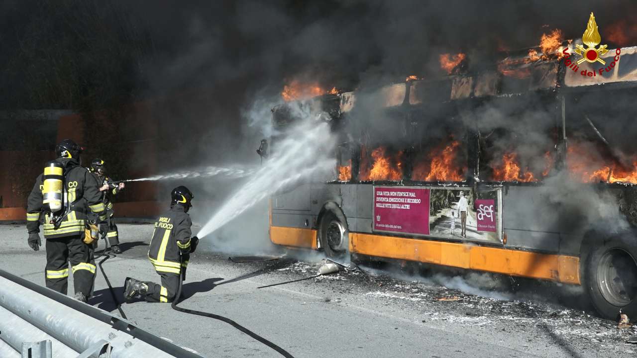 Genova, brucia autobus agli Erzelli: nessun ferito