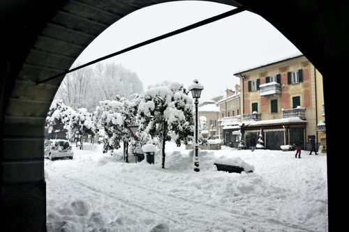 Neve in Valbormida, i migranti aiutano a spalare