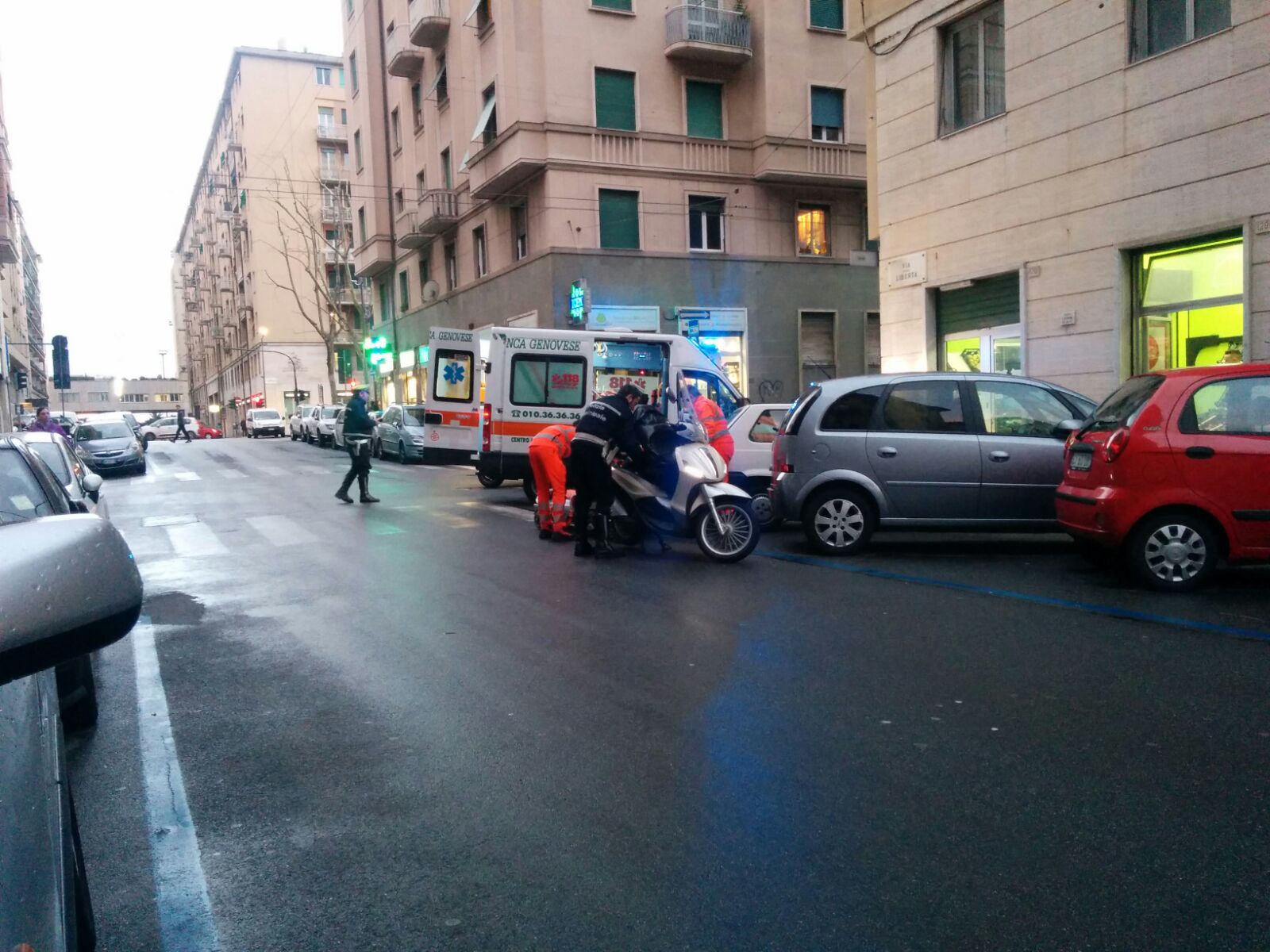 Scontro auto-moto a Genova, un ferito alla Foce