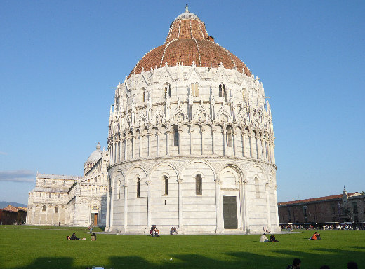 Ventenne trovato morto in piazza del Duomo a Pisa