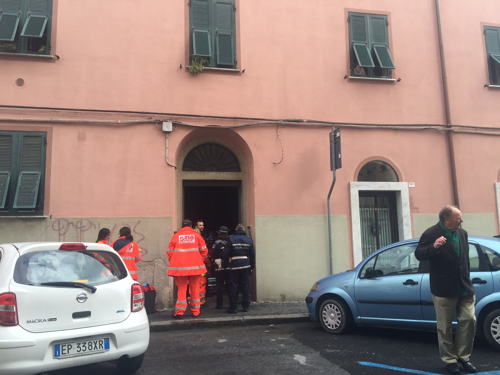 Incendio in appartamento a La Spezia, evacuato condominio