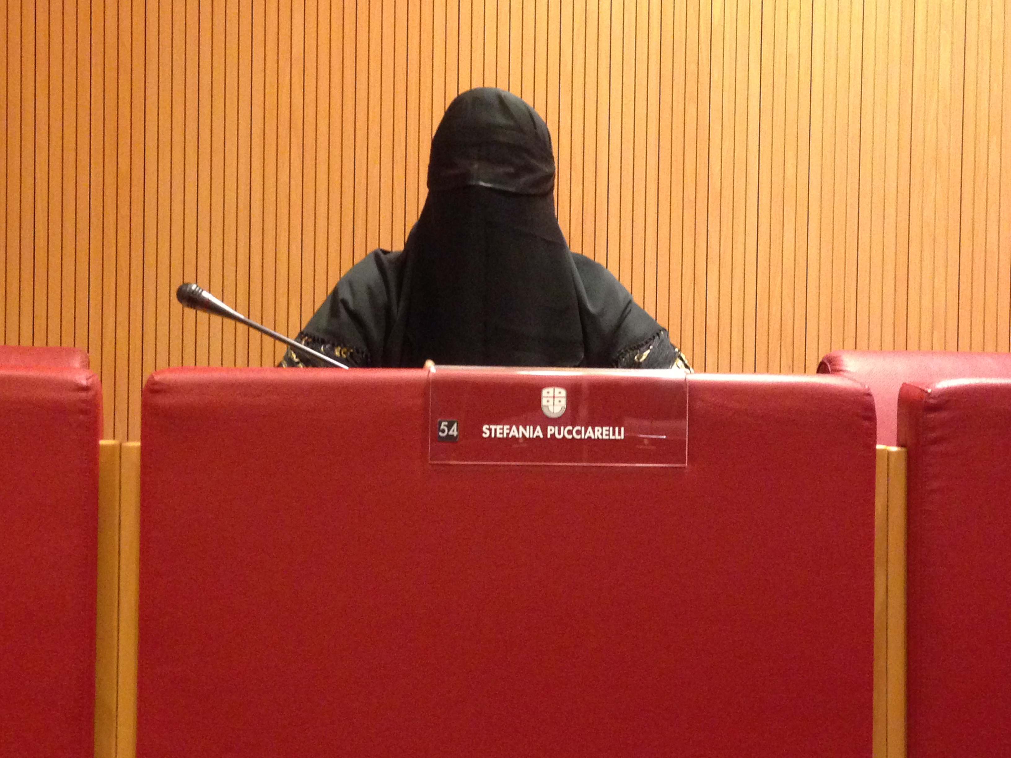 Regione, consigliera Lega Nord in aula col burqa: 