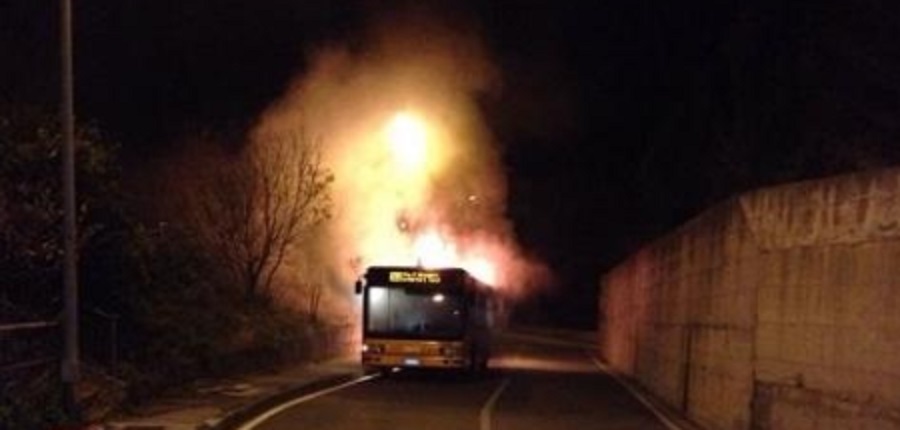 Bus in fiamme, l'attacco della Faisa: 