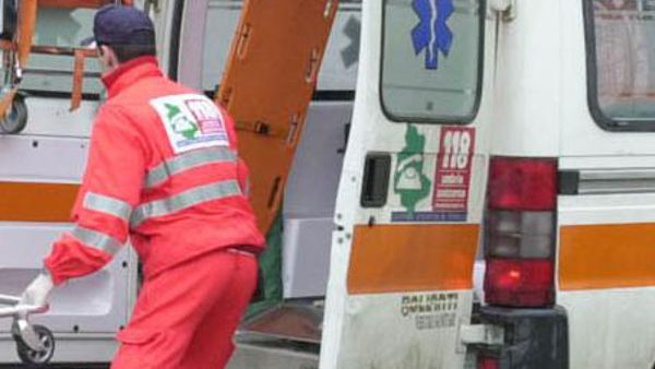 Auto si ribalta in autostrada, 3 feriti