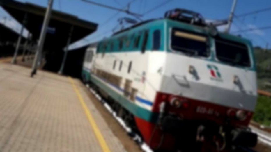 Tira 3 volte il freno a mano su un Intercity, poi picchia i carabinieri