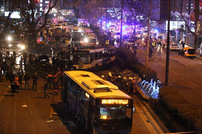 Esplode autobomba in centro ad Ankara: morti e feriti