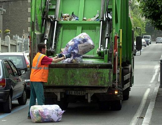 Bufera rifiuti a Genova, i Vigili del fuoco respingono le accuse