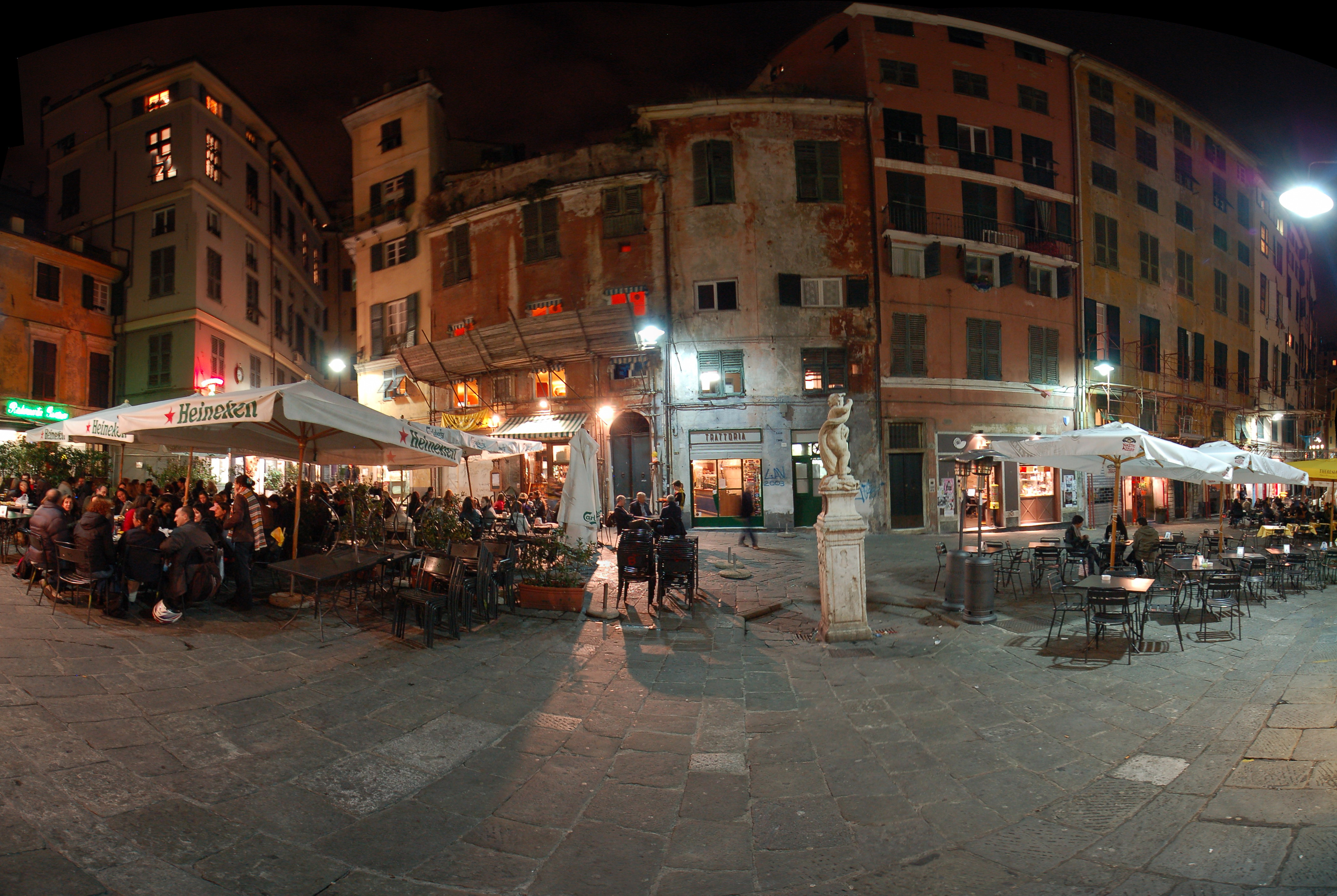 Genova, minacce e rapine in piazza delle Erbe: condannato marocchino 26enne