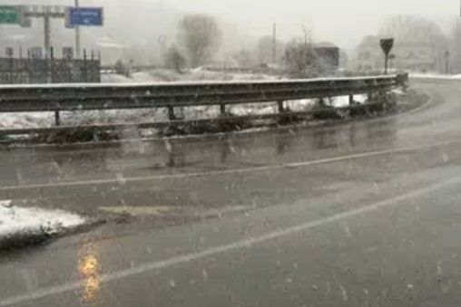 Allerta arancione per neve, nevica ad Altare ma traffico al momento regolare 