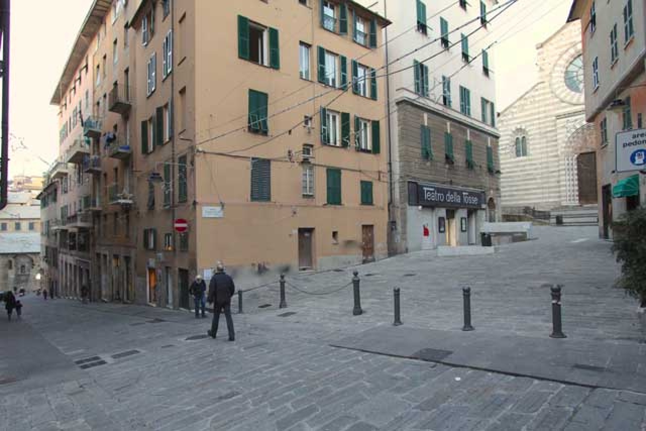 Minacciato col coltello e rapinato in stradone Sant'Agostino