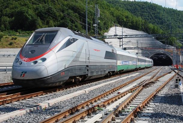 Rissa in stazione a Sanremo, rotta la vetrata di un bar