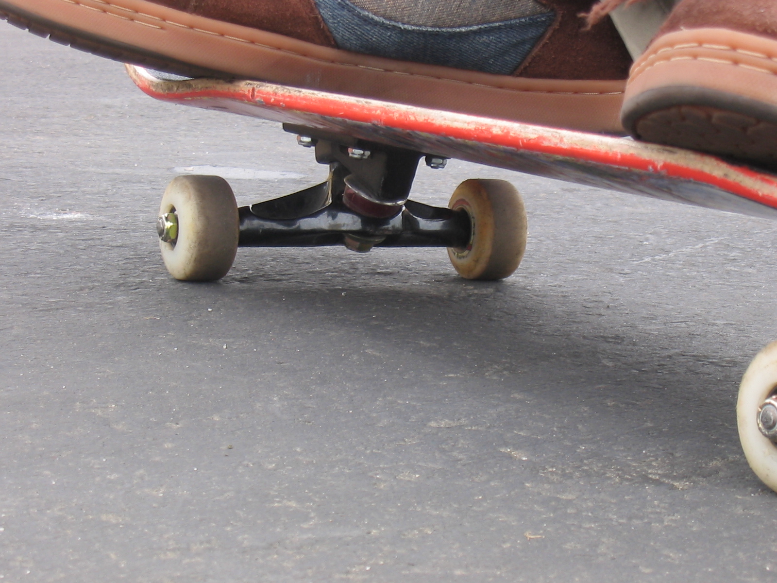 Norma del 'tiki taka' e delle evoluzioni, multato un ragazzo sullo skateboard 