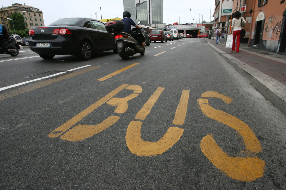 Bus, costi, privilegi e la politica cialtrona