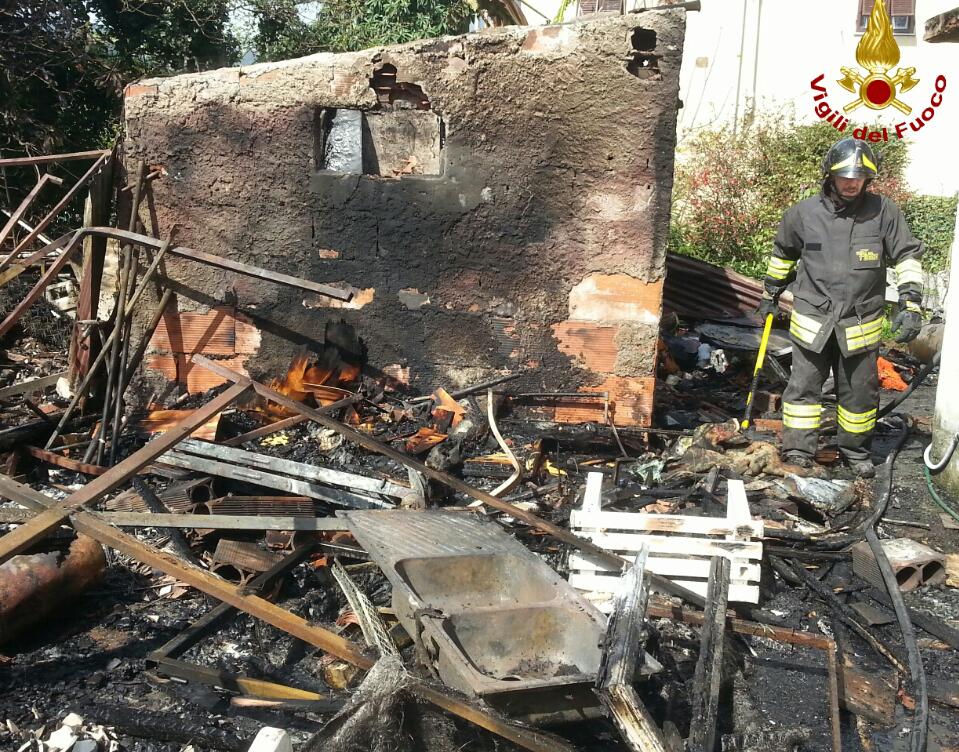 In fiamme un edificio nel centro di Ceparana, nessun ferito