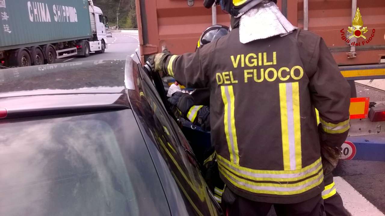 Incidente in autostrada, auto contro tir a Masone: feriti non gravi