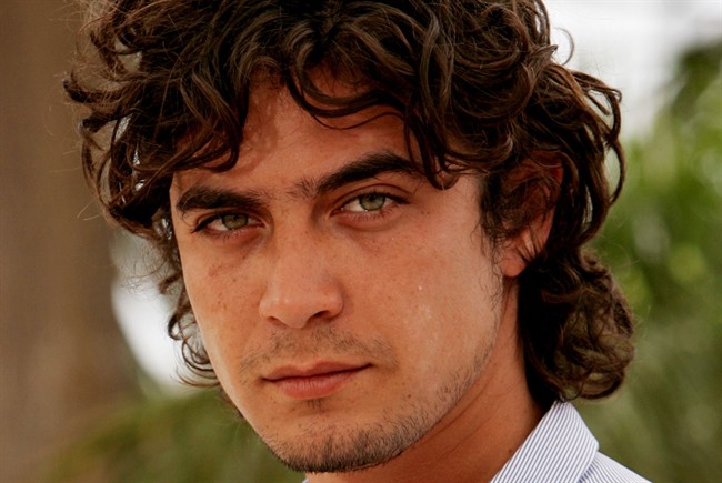 Scamarcio arriva a Sanremo, l'Ariston si copre di nero