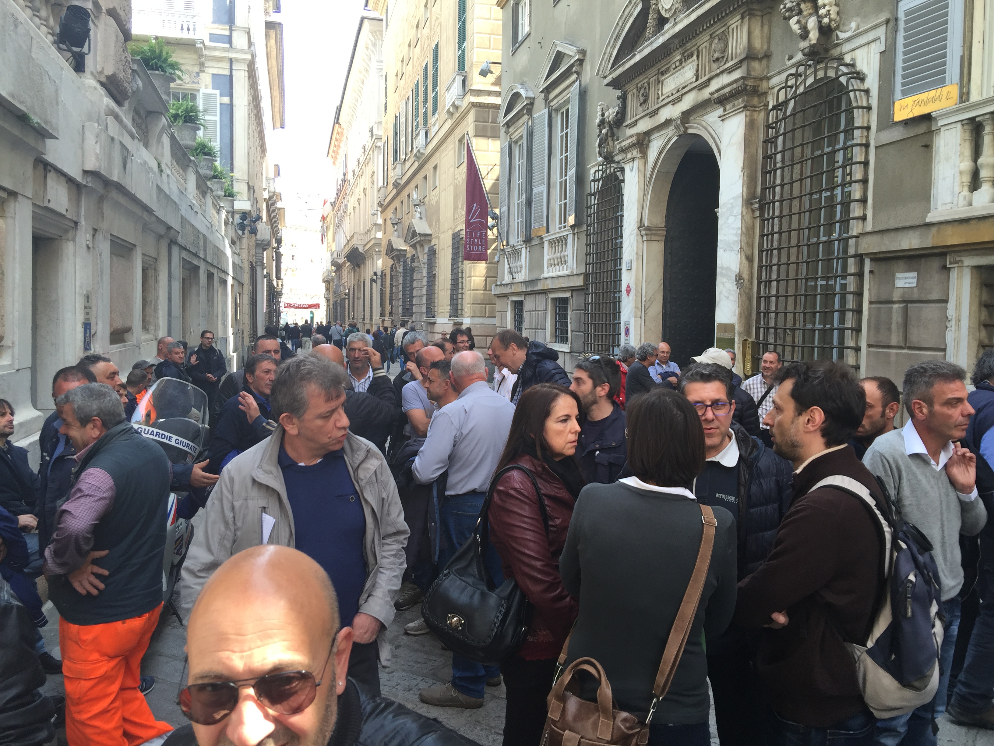 Presidio dei lavoratori Iren in Comune, via Garibaldi blindata dalla polizia