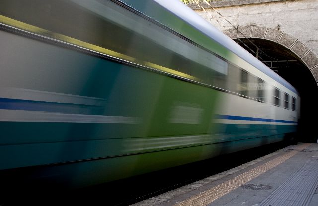 Si butta dal treno per raggiungere la fidanzata: è grave