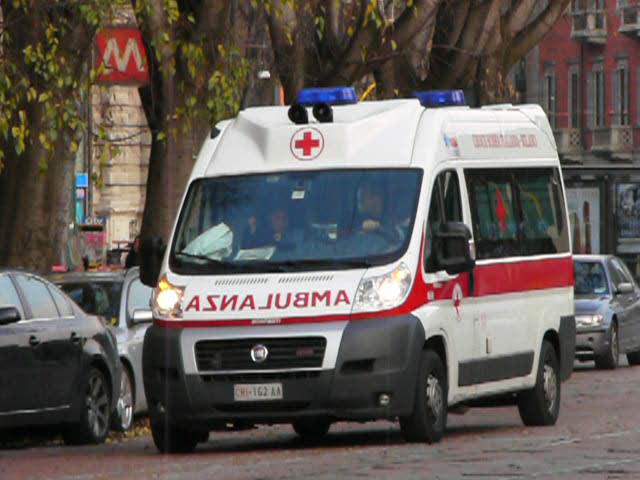 Genova: frontale auto-moto in via Montesano, grave un 23enne