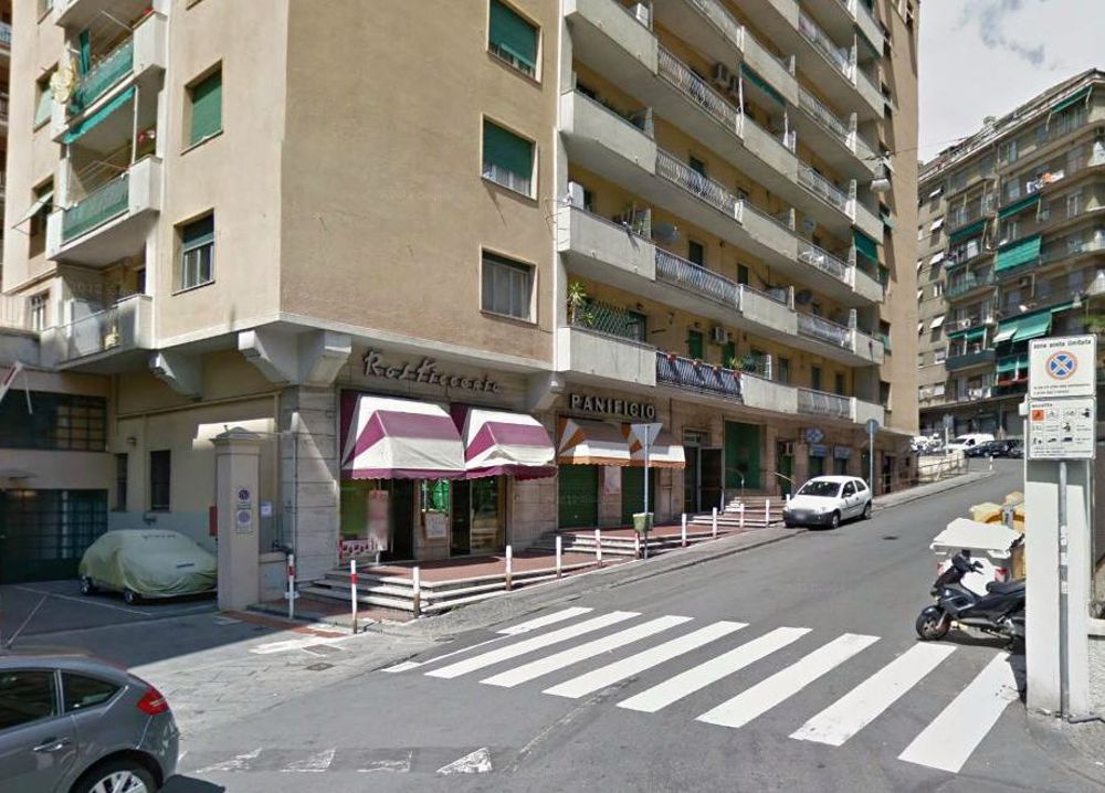 Il fidanzato la lascia, lei corre nuda per strada