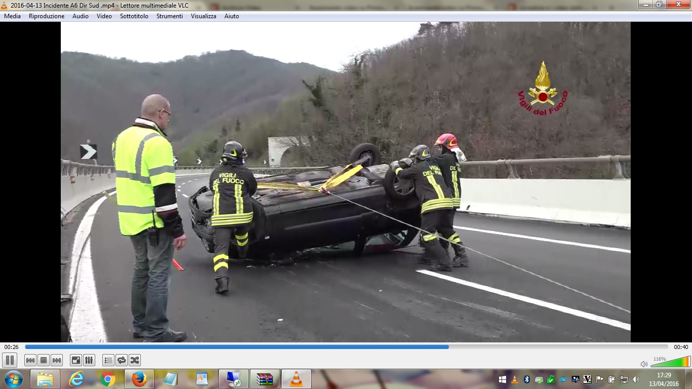 Incidente sulla A6, auto si ribalta sulla corsia di sorpasso