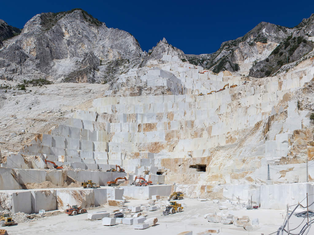 Cave di Carrara, frana un costone: due operai travolti dai massi