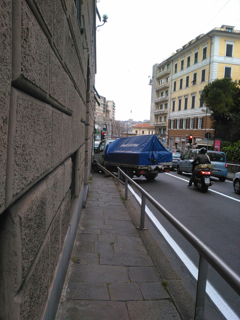 Via Serra, camion sfonda la ringhiera e sbatte contro il muro