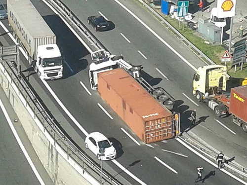 Camion ribaltato a Genova Ovest: traffico in tilt 