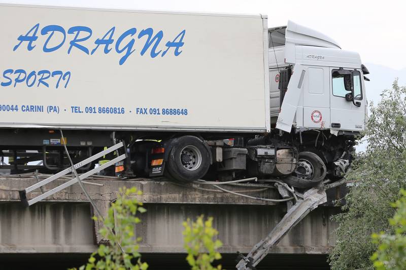 Tir investe operai al lavoro, due morti 