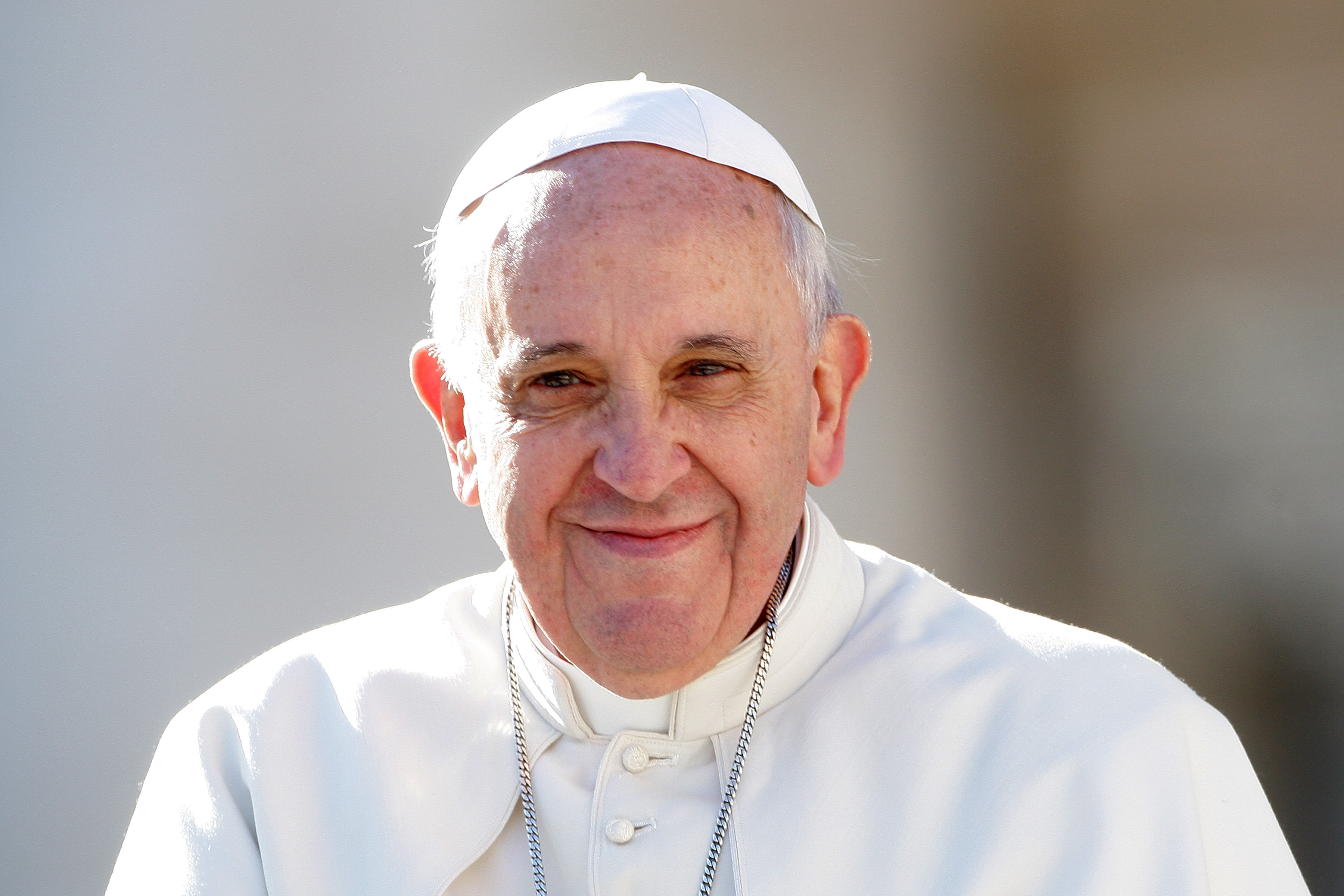 Il Papa a sorpresa confessa i ragazzi in Piazza San Pietro