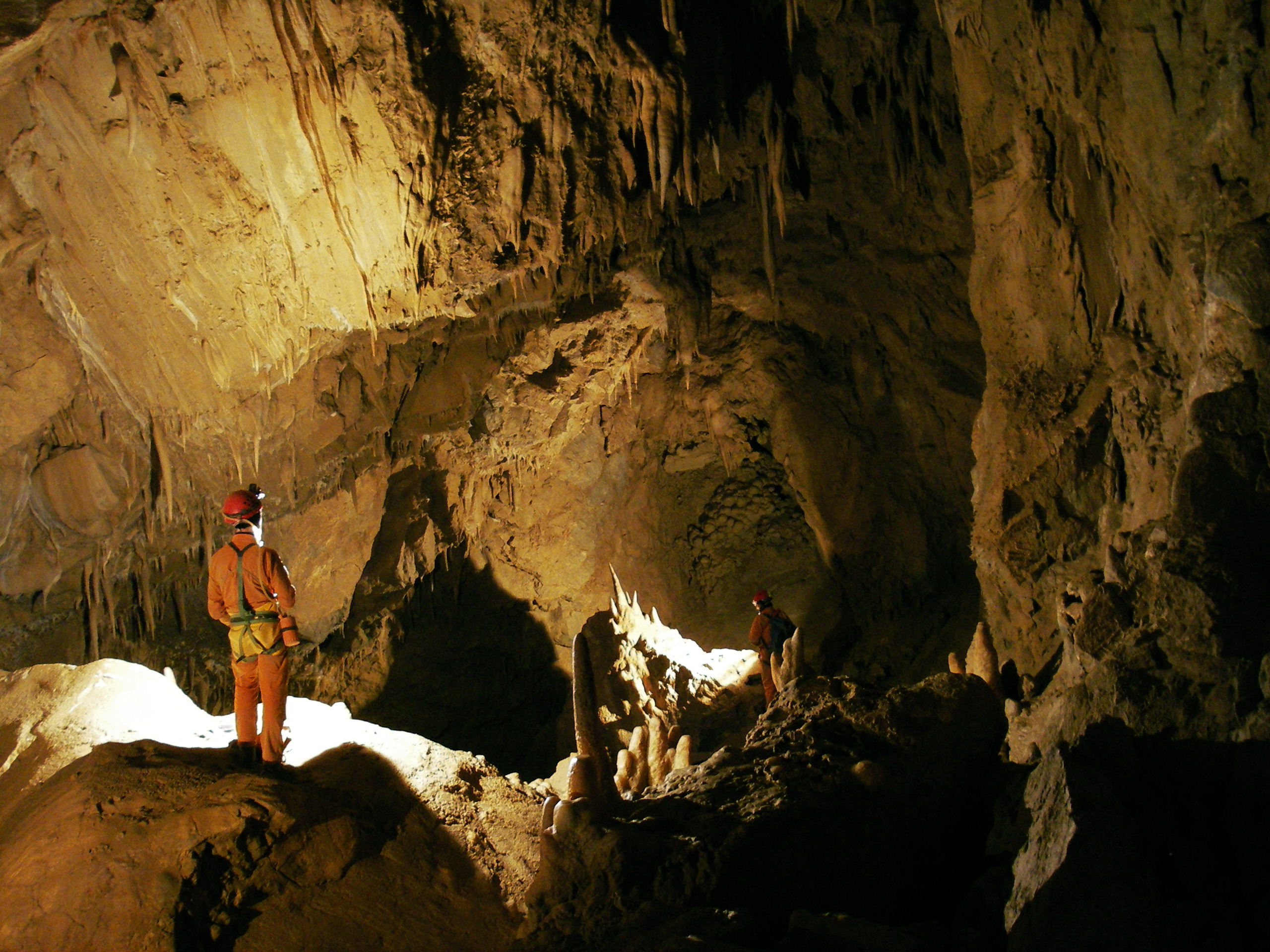 Speleologa bloccata in grotta per dodici ore