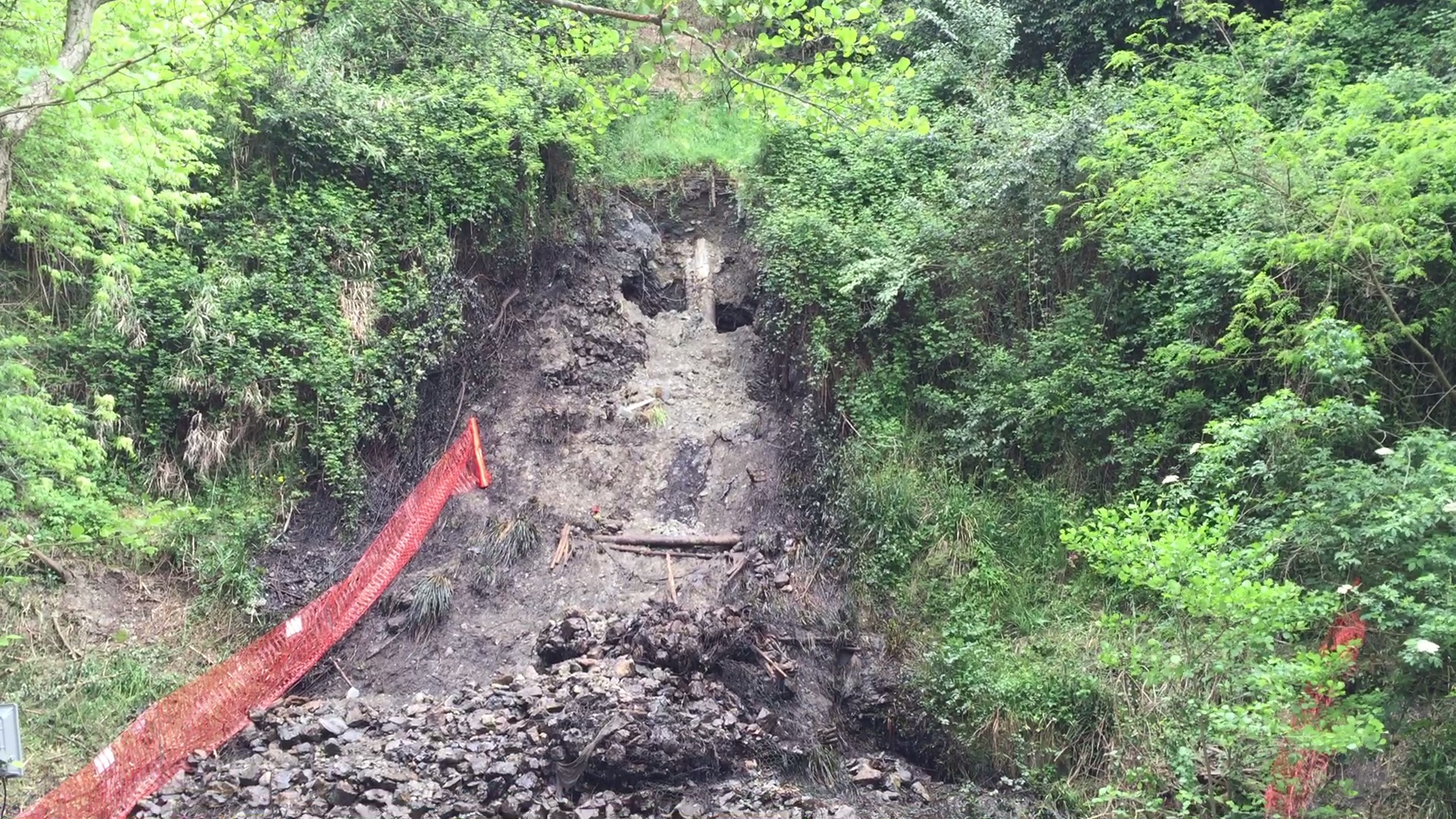 Disastro ambientale, il ministro Galletti sul rio Fegino. La Procura: 