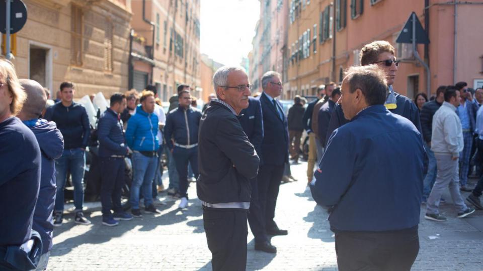 Duplice omicidio a Pegli, in mille al funerale. La famiglia: 