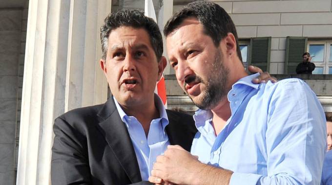 A Milano stretta di mano tra Salvini e Toti durante il comizio di Parisi