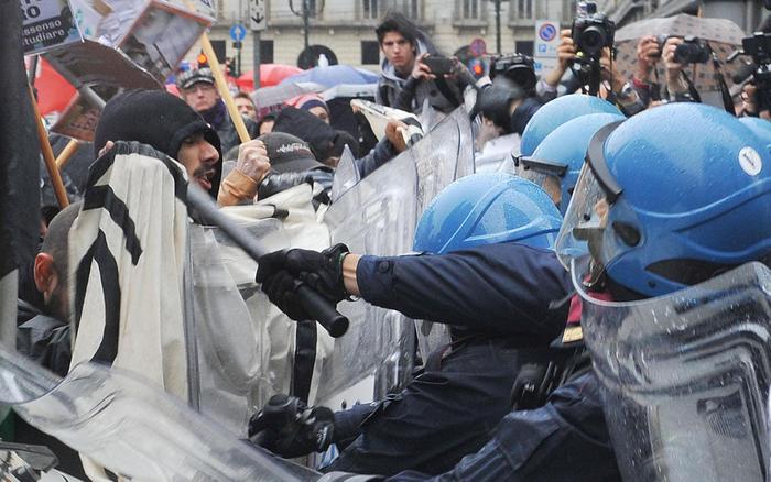 Manifestazione del primo maggio a Torino, scontri con la polizia