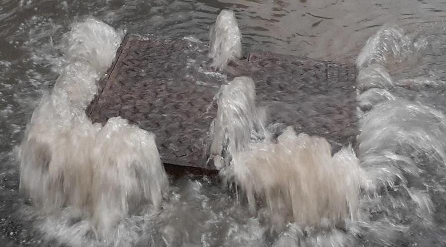 Geyser da un tombino a Marassi: salta l'asfalto, auto danneggiate