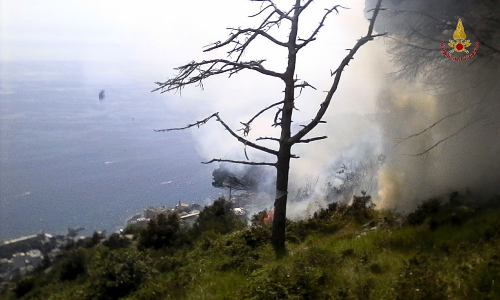 Pomeriggio con incendio sul Monte Moro, fronte di 300 metri