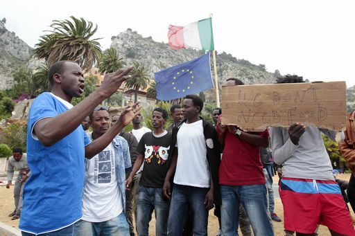 Migranti cercano di entrare in Francia e bloccano la ferrovia 