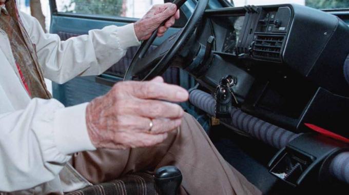 Novantenne si cappotta in Seicento sull'autostrada: 