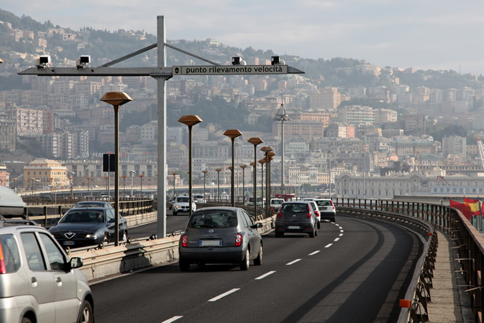 Auto in avaria, traffico in Sopraelevata