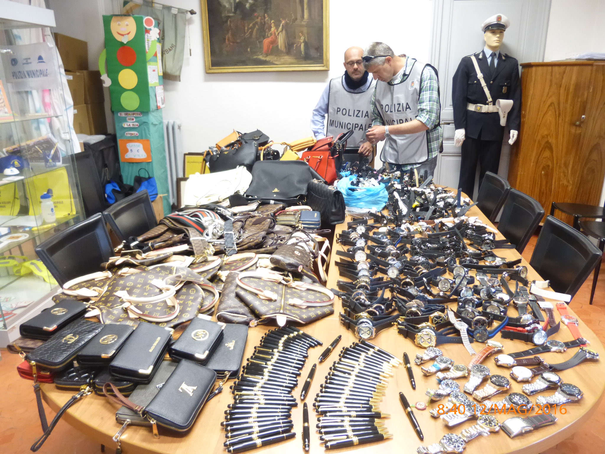 Maxi sequestro di 700 pezzi di false griffe a Sanremo