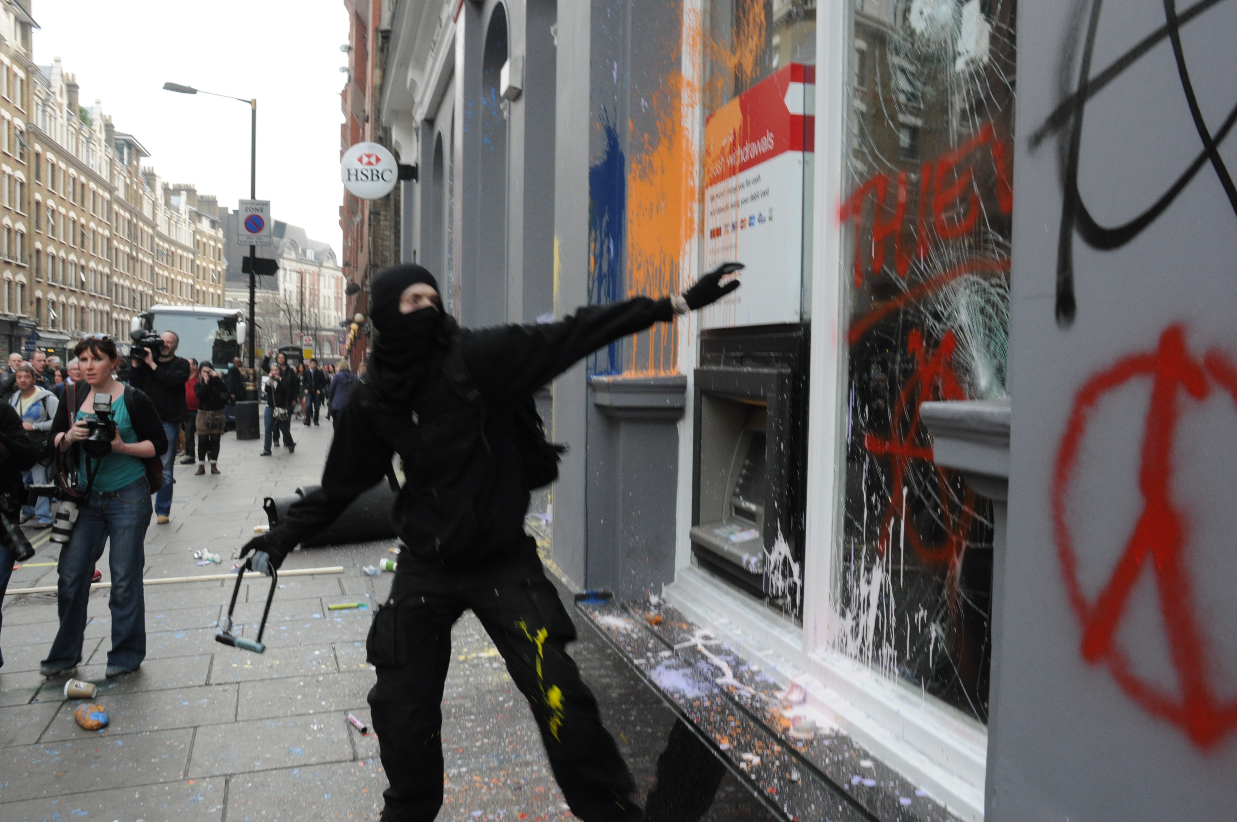 Arrestato un black bloc alla Spezia: trovate bombe carta