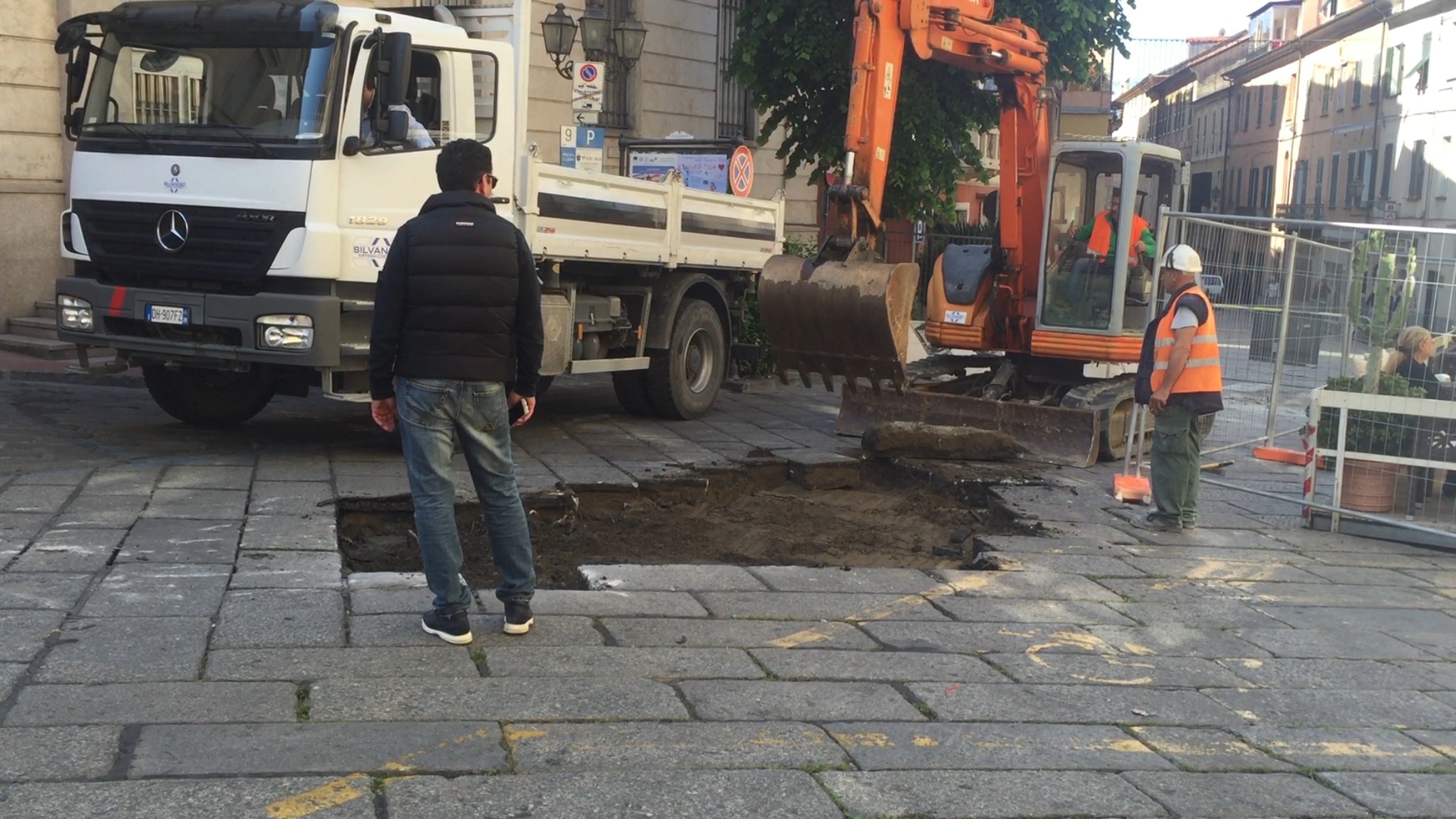 Isola pedonale in Via Cascione, i lavori partono ma le polemiche non si placano