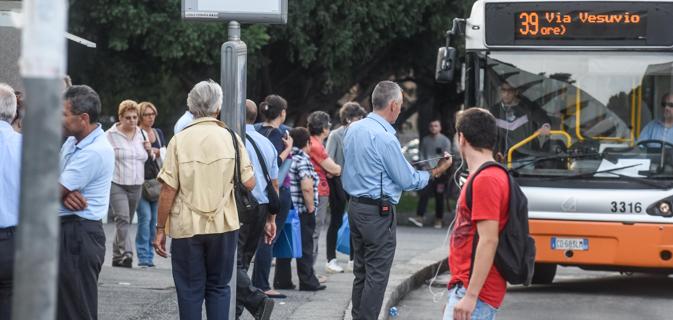 Si struscia su una studentessa, bloccato dai passeggeri del bus e arrestato