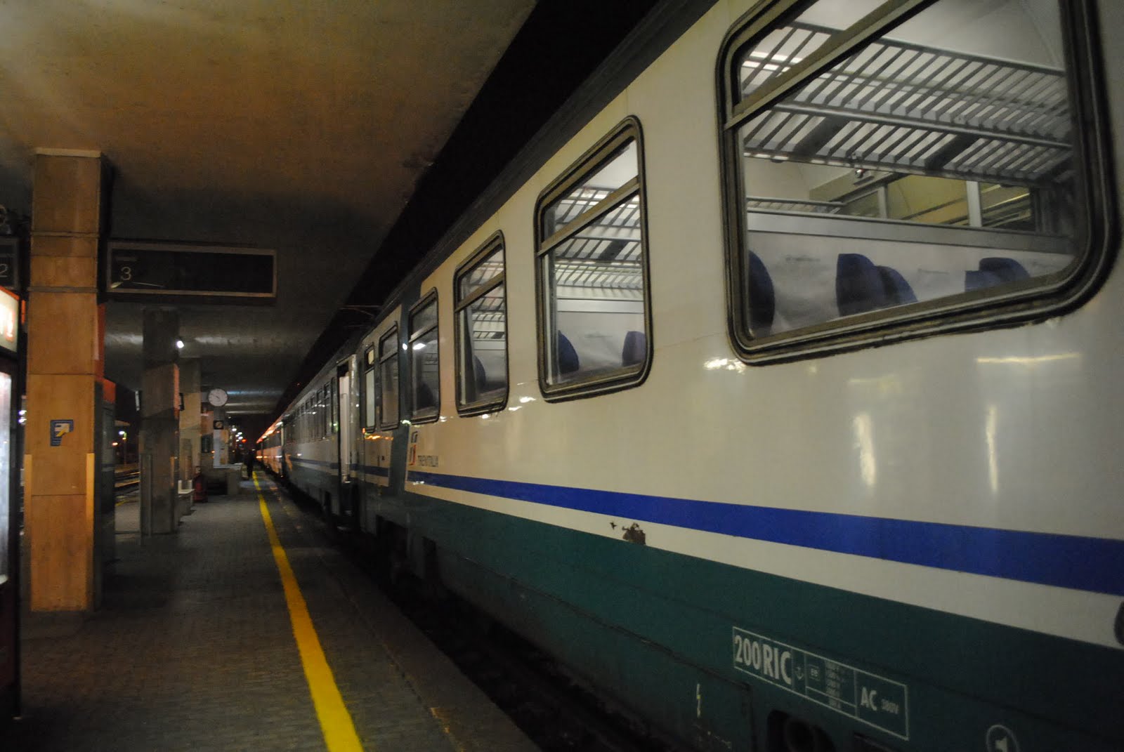 Passeggero senza biglietto insulta e minaccia una capotreno, arrestato