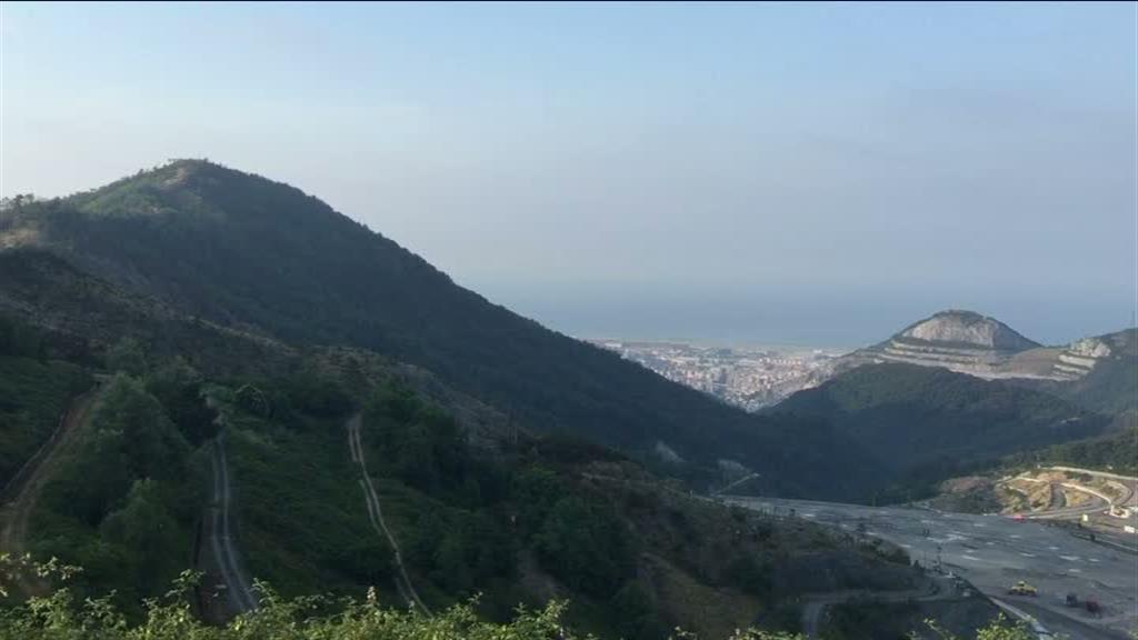 Il deserto di Scarpino: le macerie della discarica e una bolletta alle stelle