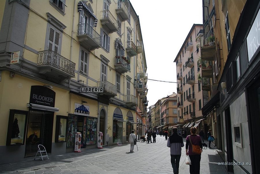 Violenta rapina in pieno centro: colpita alla testa titolare di una gioielleria