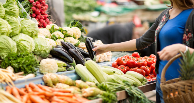 Rivoluzione sulla tavola degli italiani: più frutta e sempre meno carne