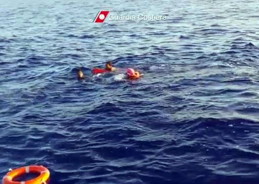 Naufragio di una barca con 14 migranti, continuano le ricerche 